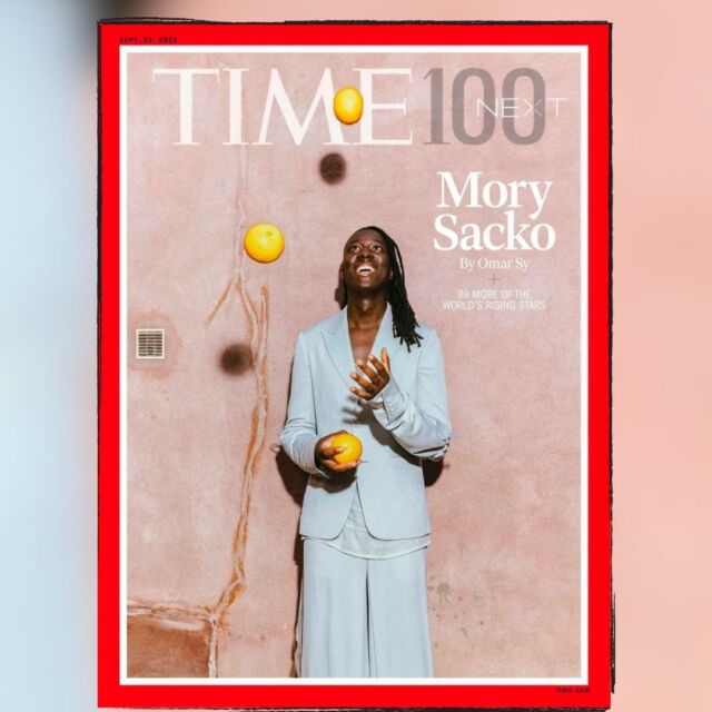 Le @time a publié sa très attendue liste "Time 100 next" qui reconnaît "les leaders émergents dans les domaines de la santé, du climat, des affaires, du sport, des arts et bien plus encore".  À cette occasion, le magazine a sélectionné trois de ces personnalités pour poser pour trois couvertures.  Parmi elles, @kelseaballerini, star de la country, @jalenhurts, champion de football américain et le chef français @mory_sacko_.  Il faut dire que ce dernier a connu une ascension fulgurante qui séduit nos amis américains : de son enfance en banlieue parisienne à sa victoire à @topchefm6, la création de @mosuke.restaurant et l'obtention d'une étoile @michelinguide, il y a de quoi rêver 🤩  Vous l'aurez compris, il s'agit donc de notre couverture du mois !  #communication #mediaagency #pragency #pragencyparis #communicationagency #communicationdigitale #mediaanalytics #mediaexperts #analytics #magazine #media #couverturedumois #magazinecover #coverofthemonth #time100 #morysacko #mosuke