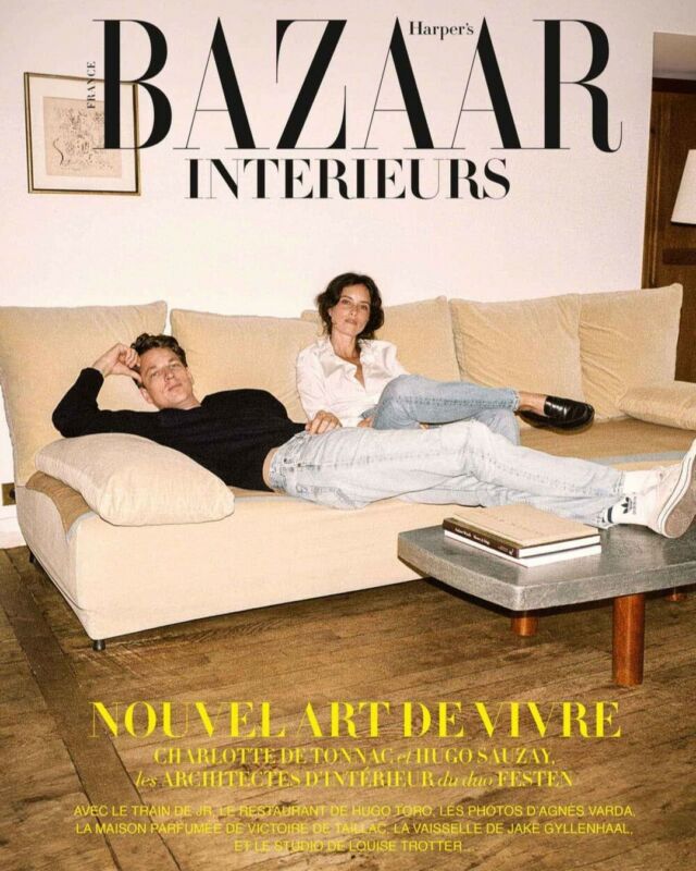 Notre couverture du mois s’adresse aux passionné.e.s de style et de déco ✨ 
Nouveau venu dans l'univers de la presse déco, @harpersbazaarinteriors vient de faire son entrée en kiosque ! 
@prismamedia continue son avancée dans l'univers du luxe, intensifiant ses projets et acquisitions dans ce domaine depuis son rachat par Vivendi en 2021. Après avoir lancé l'édition française d'@bazaarfrance et racheté les magazines @milk et @cotemaison, le groupe propose avec @harpersbazaarinteriors une immersion à la croisée des domaines du design, du lifestyle et de la mode. 
A l'honneur de ce premier numéro, on retrouve le duo formé par Charlotte de Tonnac et Hugo Sauzay, designers français de renommée mondiale. Présentés par le média comme un symbole de la "French Touch" au succès international, le couple semble parfaitement incarner les ambitions partagées par le magazine. 
Une nouvelle référence que l'équipe d'Estimation Média se fera un plaisir de suivre chaque trimestre !  @bazaarfrance  #harpersbazaar #magazinecover #interiordesign #mediaanalytics