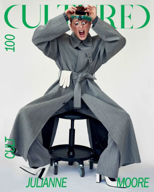 Notre couverture du mois est celle du magazine @cultured_mag 
Cette mise en scène de Julianne Moore incarne parfaitement ce que le New York Times style a nommé "la revanche du magazine de mode de niche". 
Ces revues représentées par Cultured, @notes_on_beauty_, @letiquette_magazine ou encore @polyesterzine , font leur grand retour, devenant même des objets à collectionner. Véritables espaces de création, ces magazines misent sur un contenu soigné et un design exigeant. 
Cette couverture en est la preuve : une figure familière, un stylisme sobre et réfléchi, des pages qui invitent à la contemplation. Cultured mise sur la durabilité et l'authenticité, offrant une alternative précieuse à l'effervescence des médias traditionnels. 
#couverturedumois #magazine #cultured
