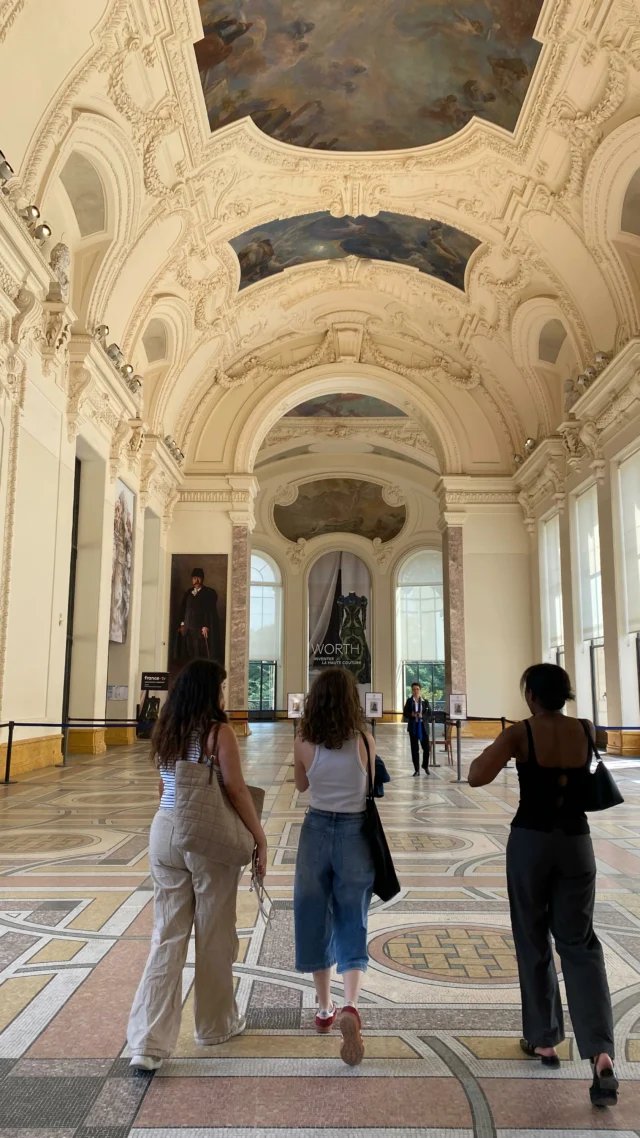 Pause mode pour Estimation Média 👗
Direction le Petit Palais pour retracer les débuts de la haute couture avec l’exposition « Worth, inventer la haute couture ».
On a découvert une sélection unique de vêtements, accessoires et autres objets d’art qui ont façonné l’élégance et le luxe à la française. Une immersion totale dans l’histoire qui fait de Paris la capitale incontestée de la mode ! 👑
Chez Estimation Média, la mode est une passion qui nous rassemble. Partager ce moment a renforcé notre envie de porter cette excellence au quotidien… ✨  #mode #fashion #pausemode #petitpalais #charlesfrederickworth #teambuilding